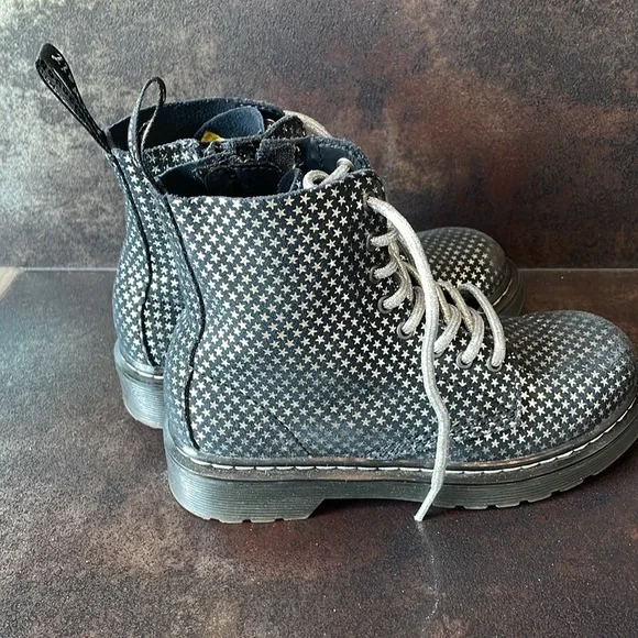 Toddler Black/Silver Stars Dr. Marten Size 13 - Picture 5 of 8